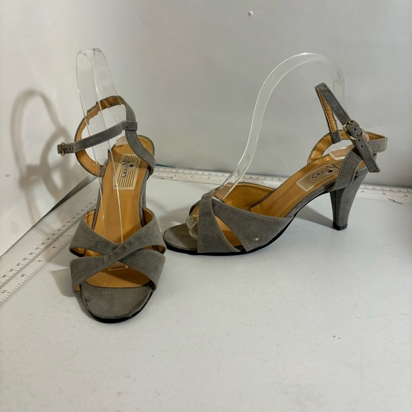 Vintage Kinney women’s grey strappy high heeled sandals in size 8.5 - Picture 1 of 11
